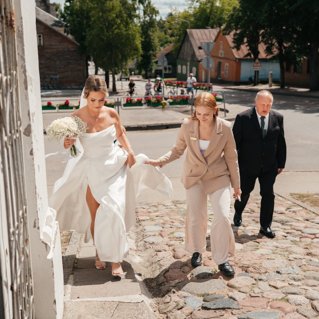Viktorija Krasinskė padeda nuotakai vestuvių dieną